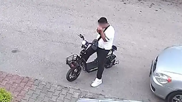 Yavru kediyi önce öptü, sonra boğdu