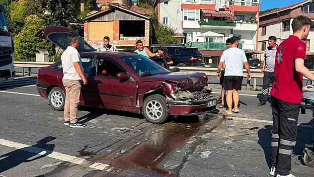 Yayalara yol veren kamyona otomobil çarptı: 2 yaralı