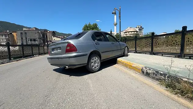 Yayaya çarpan sürücü otomobilini bırakıp kaçtı