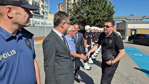 Yeni Emniyet Müdürü, Şehit Babasının Elini Öptü