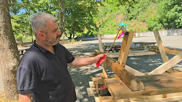 Yenice Belediye Başkanı Karakaş işçileri dinlendirdi, kendisi çalıştı