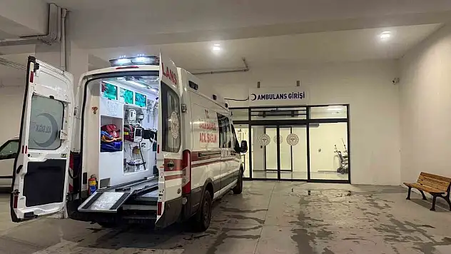 Yılan, bahçeye inen adamın ayağına saldırdı