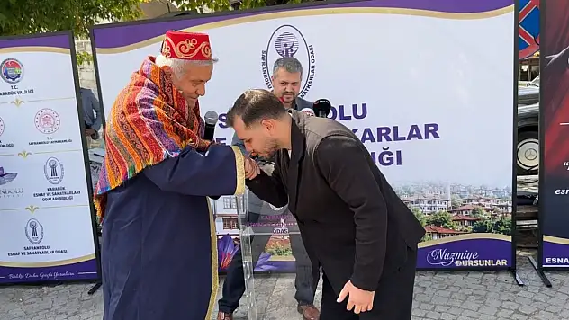 Yılın ahisi seçilen genç, kaftanı el öperek devraldı