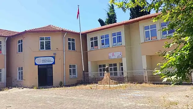 Yıllar Önce Kapısına Kilit Vurulan İlk Ve Ortaokulu Yıkılıyor