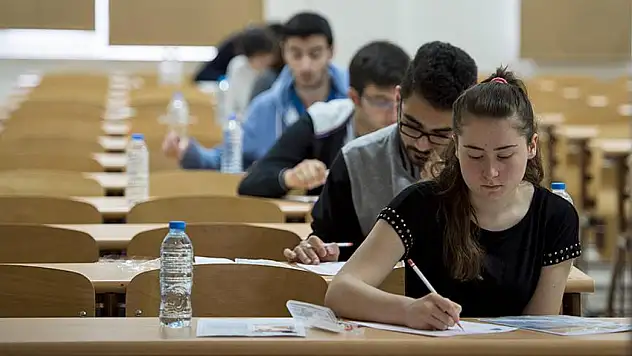 YKS'ye 2 Milyon 425 Bin 560 Aday Başvurdu