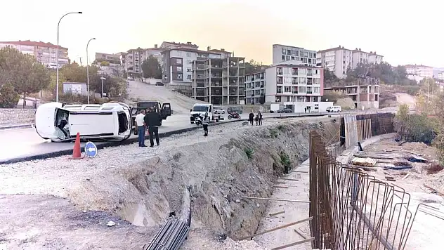 Yol çalışmasını fark edemeyince aracı 4 metrelik şarampole devrildi