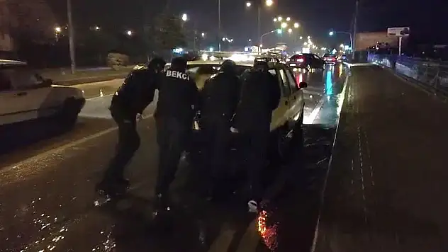 Yol Ortasında Kalan Otomobili Gece Bekçileri Kenara Çekti