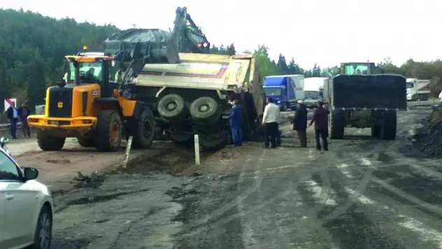 Yol yapımında kamyon devrildi
