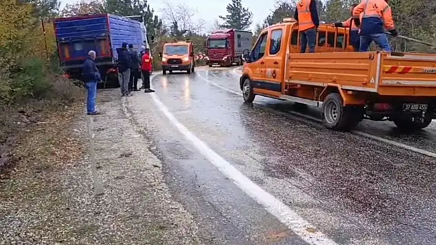 Yola Dökülen Balık Yağı Trafiği Birbirine Kattı