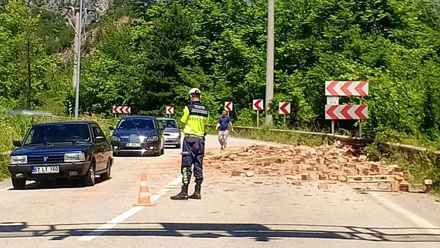 Yola saçılan tuğlalar ulaşımı tek yöne düşürdü
