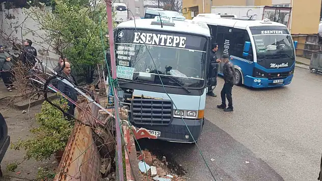 Yolcu Dolu Minibüs Bahçe Duvarına Çarptı: 5 Yaralı
