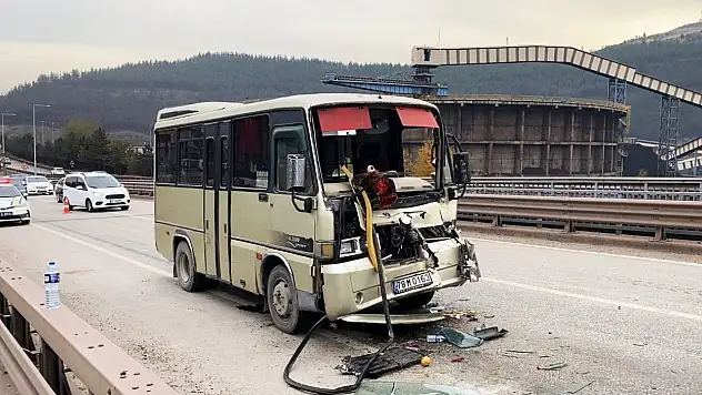Yolcu Minibüsü Tır Dorsesine Çarptı