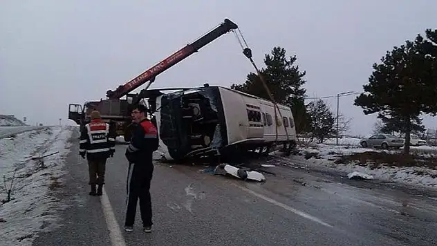 Yolcu otobüsü devrildi: 18 yaralı