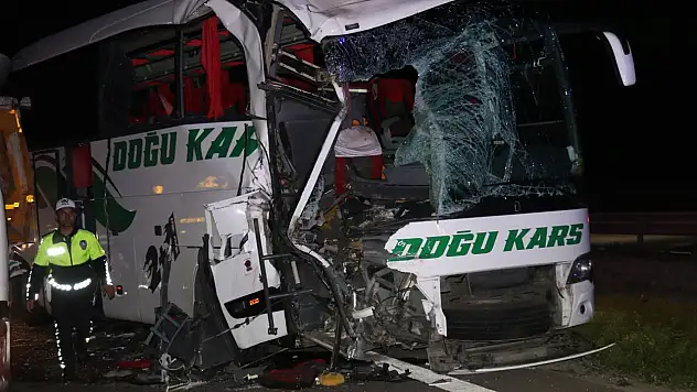 Yolcu otobüsü ile tır çarpıştı: 1 ölü 19 yaralı