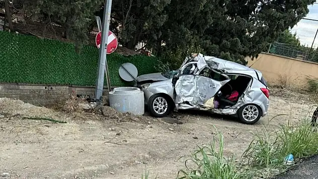 Yolcu otobüsü otomobille çarpıştı: 1 ölü, 2 yaralı