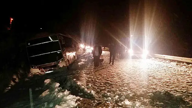 Yolcu otobüsü su kanalına düştü