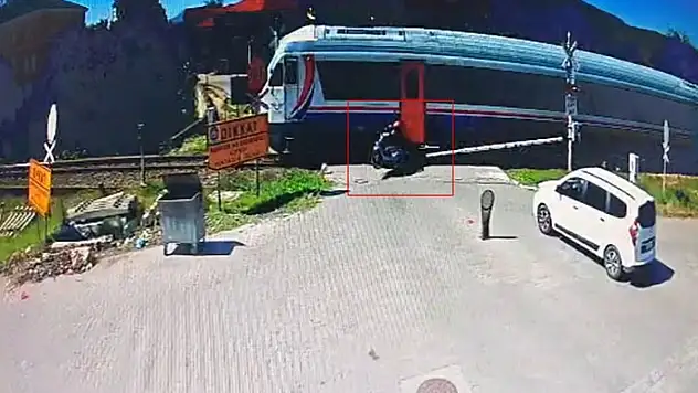 Yolcu Treni Hemzemin Geçitte Motosiklete Çarptı