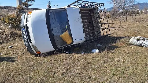 Yoldan Çıkan Kamyonet Tarlaya Uçtu