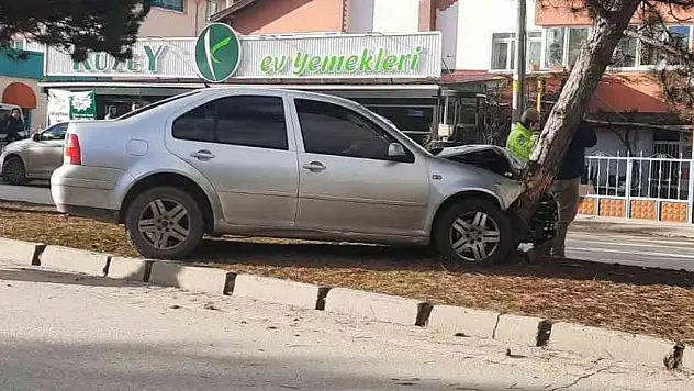 Otomobil Ağaca Çarptı: 1 Yaralı
