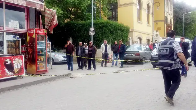 Yoldan geçerken vuruldu