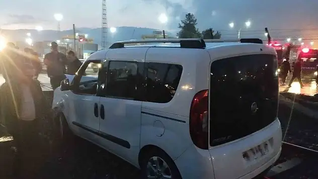 Yük Treni Kamyonete Çarptı