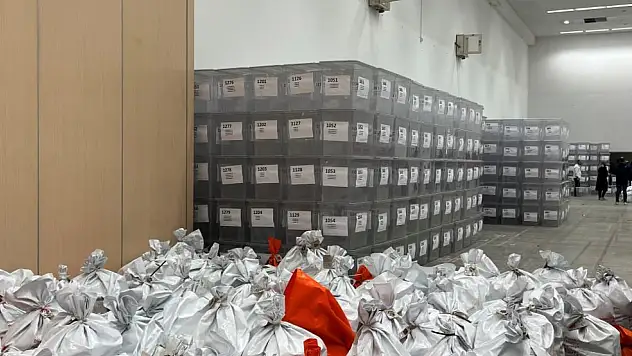 Yurtdışından getirilen oylar tasnif ediliyor