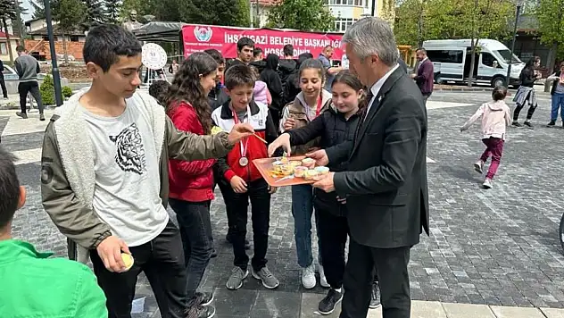 Yüzlerce çocuğa dondurma ikramı