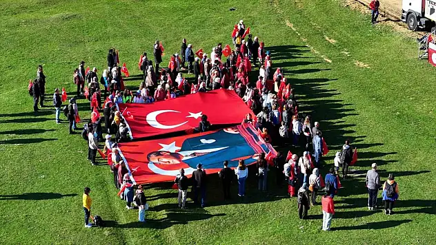 Yüzlerce Kişi Atatürk İçin Yürüdü