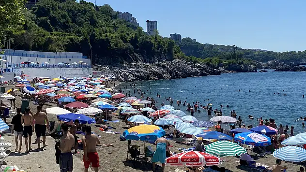 Yüzlerce kişi halk plajına akın etti