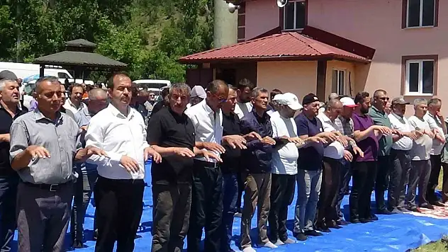Yüzlerce Kişi Ellerini Semaya Açtı