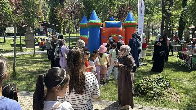 Yüzlerce öğrenci yıl sonu bitirme şenliğinde doyasıya eğlendi