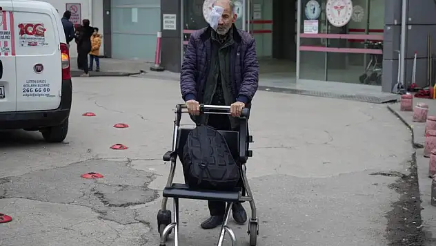 Yüzü Eriyen Adam Tedavi Olmak İstiyor