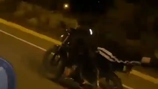 Yüzüstü Yatarak Motosiklet Kullandı