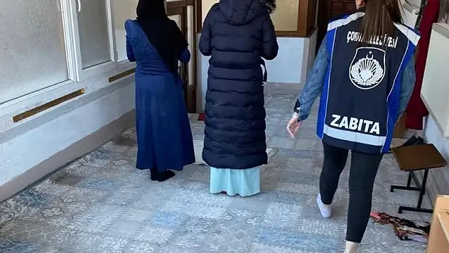 Zabıtayı Gören Dilenciler Camiye Kaçıp Namaza Durdu
