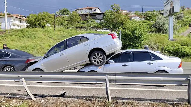 Zincirleme Kazada Araç Diğer Aracın Üzerine Çıktı