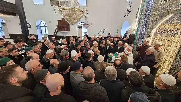 Sakal-ı Şerif'i Görmek İsteyen Vatandaşlar Camiye Akın Etti