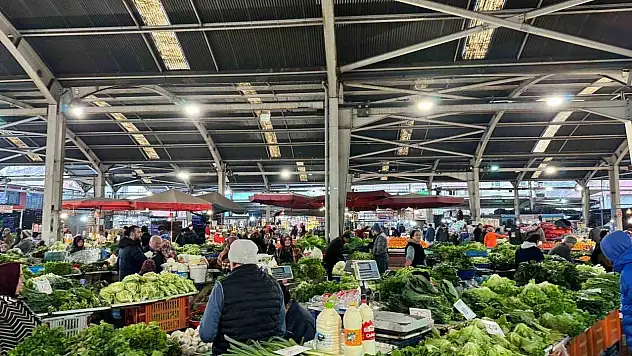Zonguldak Halk Pazarında Bezelye 100 Liradan Alıcı Buldu