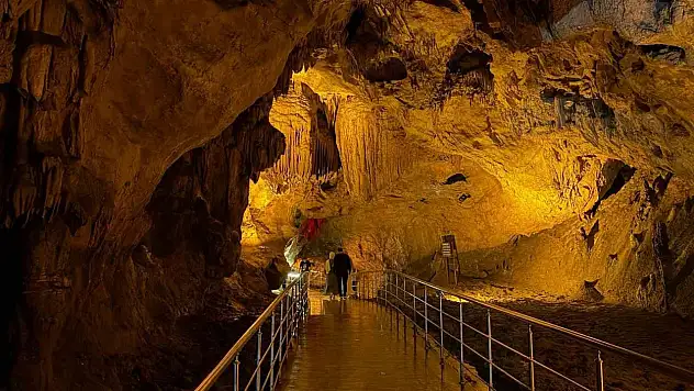 Zonguldak'ın doğa harikası Gökgöl Mağarası'na bayramda ziyaretçi akını