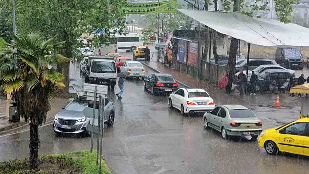 Zonguldak Kent Merkezinde Yağış Etkili Oldu