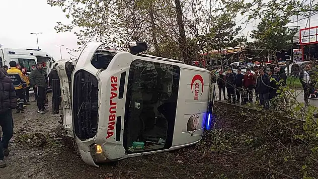 Zonguldak'ta Ambulans İle Otomobil Çarpıştı: 6 Yaralı