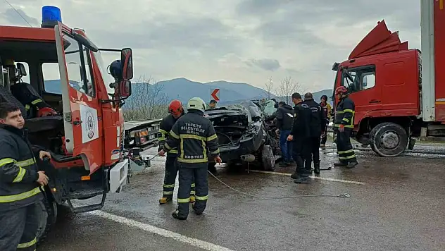 Zonguldak'ta Aracıyla Kamyona Çarpan Polis Sürücü Ağır Yalandı