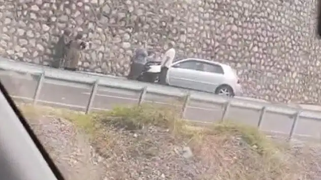 Zonguldak'ta bariyere çarpan otomobildeki yolcu yaralandı