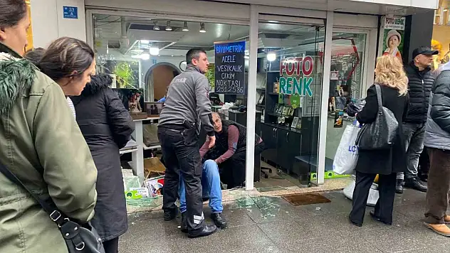 Yaslandığı Cam Patladı Yaralandı
