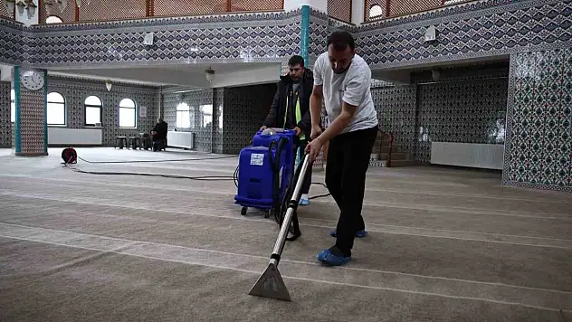 Zonguldak'ta Camilerde Ramazan Temizliği