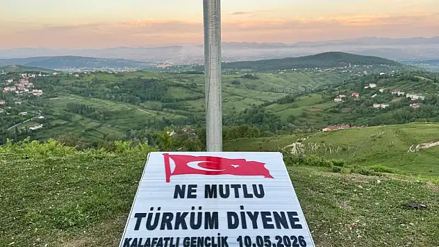 Zonguldak'ta Gençler Köylerinin Zirvesine Türk Bayrağı Dikti