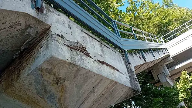 Zonguldak'ta hasar gören üst geçit, yaya ve araçları tedirgin ediyor