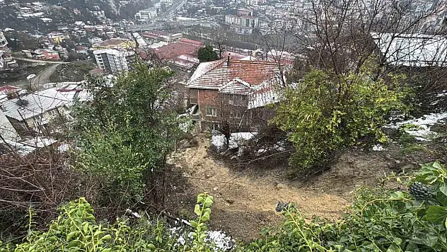 Zonguldak'ta Heyelan Sebebiyle Su Ve Elektrik Hattı Zarar Gördü