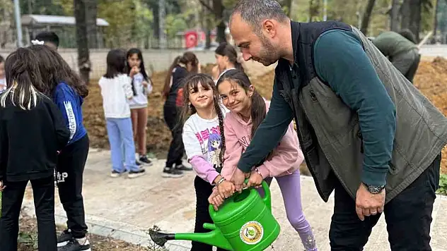 Zonguldak'ta İlkokul Öğrencileri Fidan Dikti