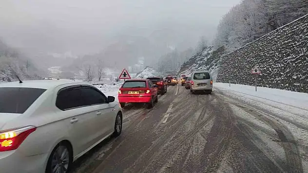 Zonguldak'ta Kar Yağışı Etkili Oldu: Karayolunda Uzun Araç Kuyrukları Oluştu