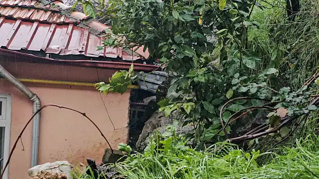 Zonguldak'ta Korkutan Heyelan Kayalar İki Evin Üzerine Düştü